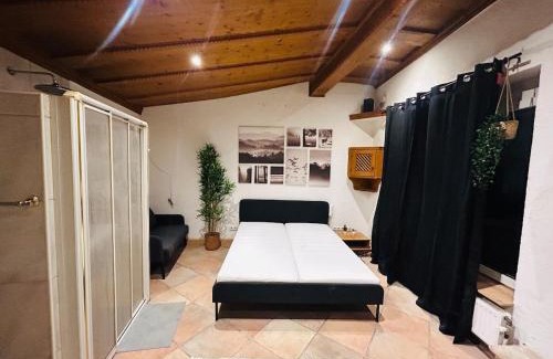 Poestlingberg Apartment | Honor - All in One Room