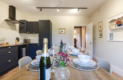 Hopton Wafers Apartment | Hopton Court Apartment - sleeps 6 guests in 3 bedrooms