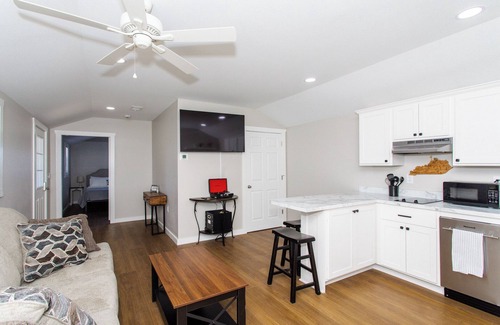 Versailles Cabin | Horse and Bourbon Lover’s Farm Cabin - 2 bed/2 bath in Versailles, KY