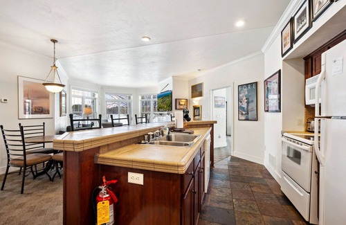 Egg Harbor Condo | Horseshoe Bay Club Cottage #7-Inclusive Golf Course and Club Access!