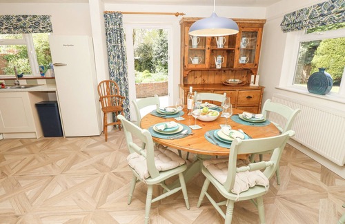 Dunbridge House | HORSESHOE COTTAGE, pet friendly, with open fire in West Tytherley