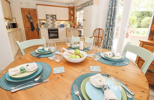 Dunbridge House | HORSESHOE COTTAGE, pet friendly, with open fire in West Tytherley