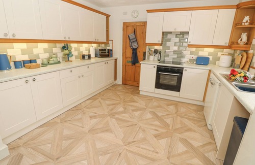 Dunbridge House | HORSESHOE COTTAGE, pet friendly, with open fire in West Tytherley