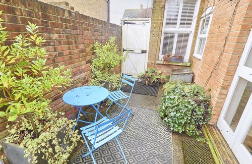 Canterbury Villa | Host & Stay | Roper Villa