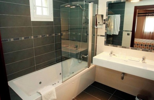 Olite Hotel | HOSTAL VILLAVIEJA IN OLITE, OVERLOOKING THE ROYAL PALACE.