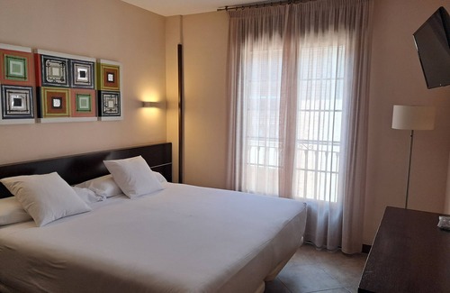 Olite Hotel | HOSTAL VILLAVIEJA IN OLITE, OVERLOOKING THE ROYAL PALACE.