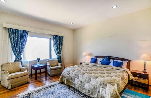 Kaul House | Hostie Casa Belle Vue - Private 3BHK Mountain Chalet with Breathtaking Himalayan views