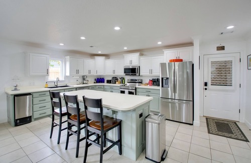 Hot Springs Condo | Hot Springs Retreat w/Fireplace on Lake!