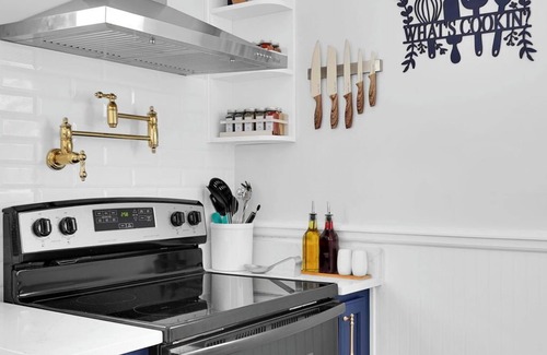 Lincolnville House | Hot tub- 80's Arcade- Pool table- 7 car parking- Historic Downtown 6/4- Events!