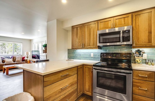 Warrior's Mark Condo | Hot Tub Access: Bright Breckenridge Condo