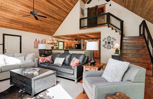 Asheville Cabin | Hot Tub Cabin🏡 Pet-Friendly + Biltmore Pass | 10min to Asheville