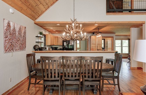 Asheville Cabin | Hot Tub Cabin🏡 Pet-Friendly + Biltmore Pass | 10min to Asheville