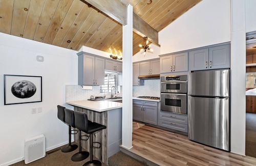 Running Springs House | HOT TUB! COZY 2 bedroom mountain/lake getaway!