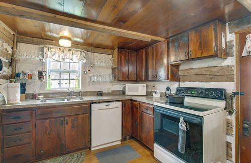 Perryville Cabin | Hot Tub & Creek Views: Secluded Perryville Cabin