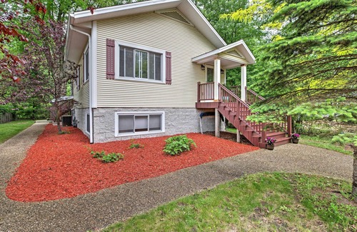 Union Pier Cottage | Hot Tub, Deck & Backyard: Cozy Union Pier House!
