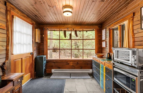 Berkeley Springs Cabin | Hot Tub, Fire Pit, Grill, Sleeping Porch & More!