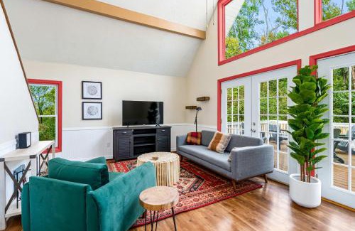 Ridgeway Ski Chalet | Hot Tub, Fire Pit, Deck, Grill, WiFi, Dog-Friendly