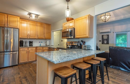 Wolf Laurel Cabin | Hot Tub+Fire Pit, Fireplace, Grill, WiFi, Resort Access, Pet Friendly, Skiing!