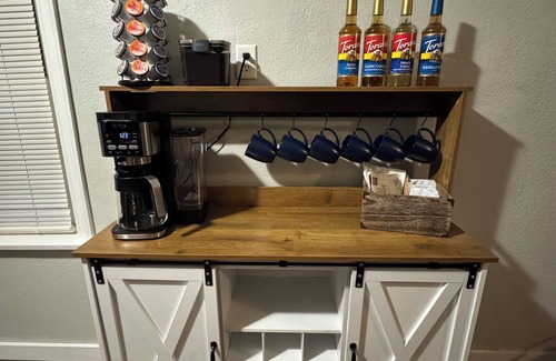 Saint Marys  Saint Joseph County Cottage | Hot Tub! Fire Pit! Gas Fire Table! Game Garage!