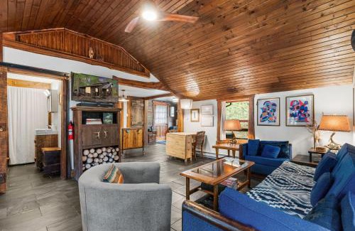 Berkeley Springs House | Hot Tub Fire Pit Grill Sleeping Porch & More