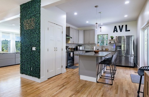 Asheville House | Hot Tub, Fire Pit, Mountain Views, 10min to AVL | Modern Escape by Avanstay