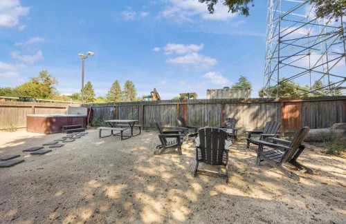 Los Alamos House | Hot Tub Fire Pit Pet Friendly Walk to Bell St