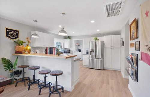 Los Alamos House | Hot Tub Fire Pit Pet Friendly Walk to Bell St