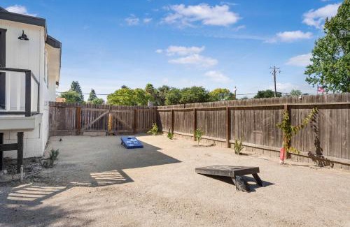 Los Alamos House | Hot Tub Fire Pit Pet Friendly Walk to Bell St