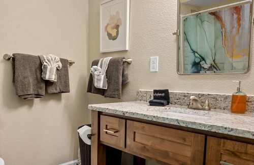 Omaha House | Hot Tub-Firepit-Bunkroom near Cricket Creek Marina, Branson Adventures Await!"