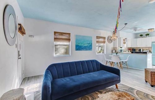 St. Augustine House | Hot Tub! Free Parking, Retro Cottage, Games