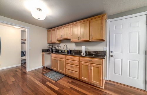 Friendly House | Hot tub Game Room Arcade AC near UofO, Hayward Field & Matt Knight