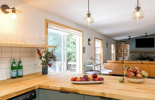 East Jewett House | Hot Tub Game Room Fire Pit – Cozy Catskills Cabin Near Hunter & Windham