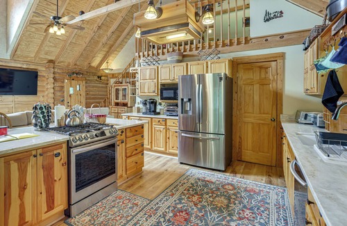 Crellin Cabin | Hot Tub, Game Room & Fall Views: Deep Creek Cabin