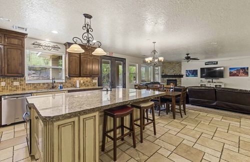 Toquerville House | Hot Tub Game Room. Sleeps 17. You Tube TV. 20 minutes to Zions Natl Park