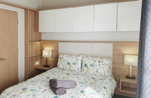 South Cerney Resort | Hot Tub Lodge in the Cotswolds - Pet Friendly