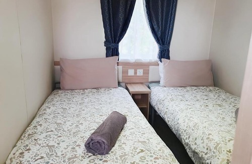 South Cerney Resort | Hot Tub Lodge in the Cotswolds - Pet Friendly