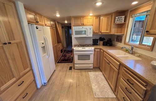 Ashland House | HOT TUB! Mountain Lake Cabin w/2 BATHS! 33