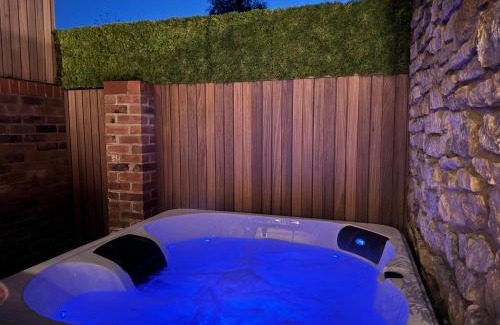 South Cave House | Hot tub on the Yorkshire Wolds Oak Cottage