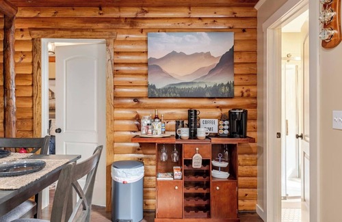 White Mills Cabin | HOT TUB, outdoor movie theater, coffee bar,Fire pit, BBQ, pavilion & LAKE VIEWS!