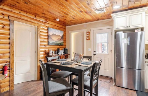 White Mills Cabin | HOT TUB, outdoor movie theater, coffee bar,Fire pit, BBQ, pavilion & LAKE VIEWS!