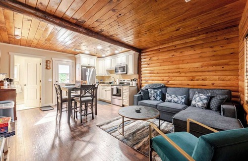 White Mills Cabin | HOT TUB, outdoor movie theater, coffee bar,Fire pit, BBQ, pavilion & LAKE VIEWS!