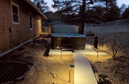 Estes Park House | Hot Tub! Pets Ok! Perfect Estes Park Getaway, Walk to Town 3 Kings!