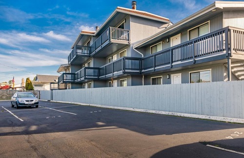 Birch Bay Condo | Hot Tub, Pool, WIFI, CC105