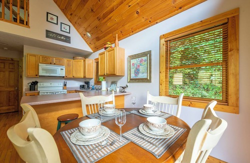 Burnsville Cabin | Hot Tub+River Views, Grill, Fireplace! Mtn Views, Private, 5 Min to Burnsville!