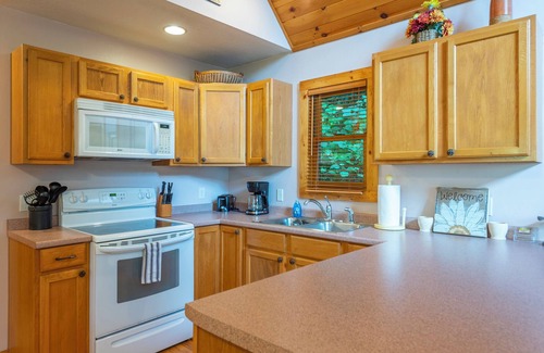 Burnsville Cabin | Hot Tub+River Views, Grill, Fireplace! Mtn Views, Private, 5 Min to Burnsville!