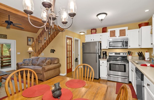 Maggie Valley House | Hot Tub - Screen Porch - Rockers - Fire Pit - Cozy - Clean - Fast Wi-Fi - 5 Star