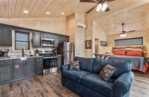 Cosby House | Hot Tub Treehouse Cabin #6 | 24 min to Gatlinburg