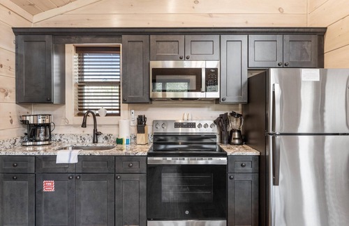 Cosby House | Hot Tub Treehouse Cabin #6 | 24 min to Gatlinburg