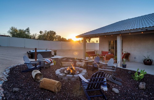 Twentynine Palms House | ★Hot tub under the stars★ 4-King Beds, Cowboy Pool, Game Room, Fire Pit, JTNP