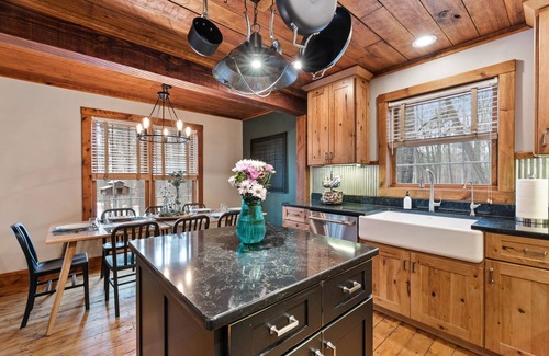 Oostburg Cabin | HOT TUB w/Beach Access near Kohler-Andrae